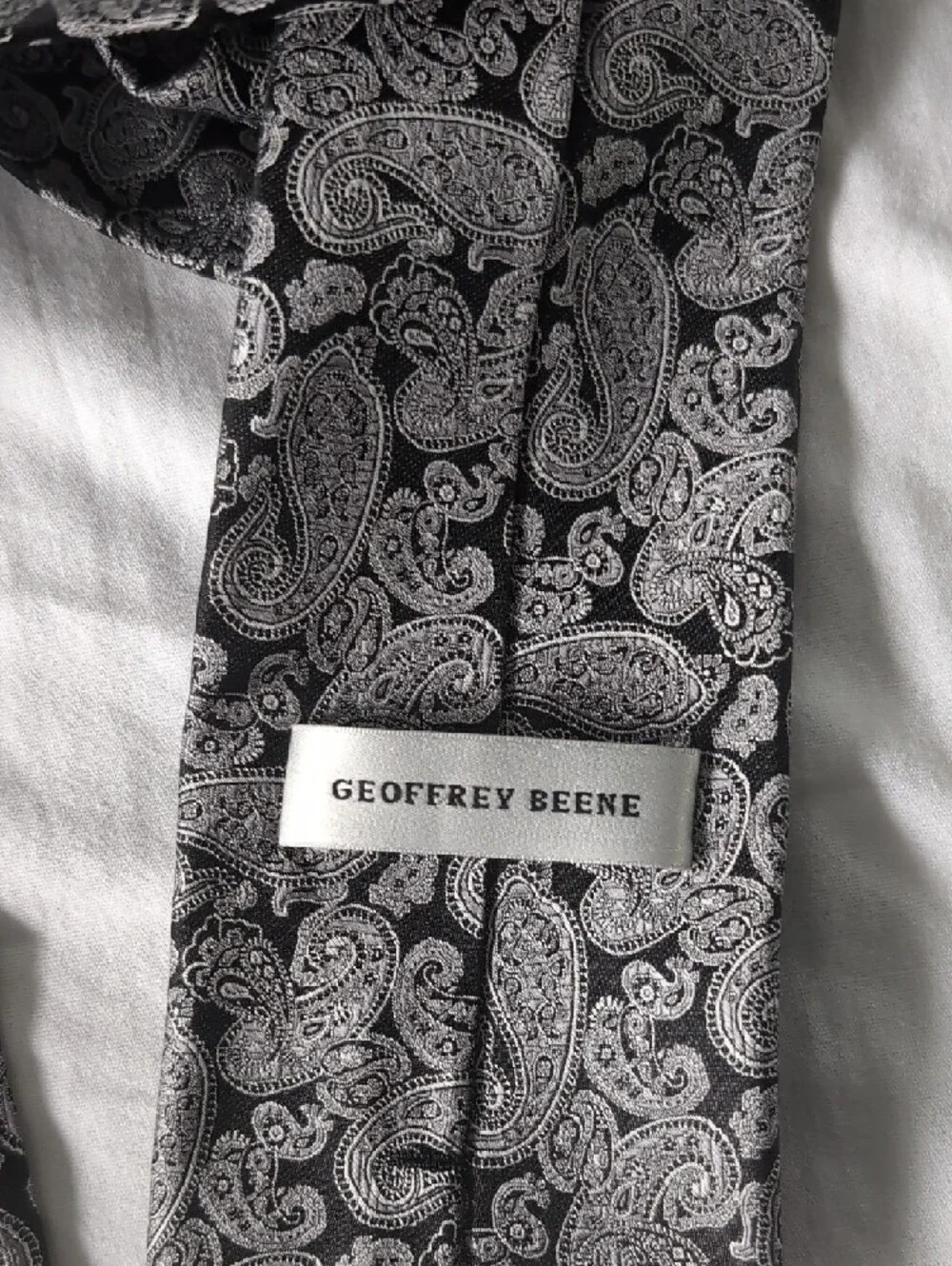 Geoffrey Beene Black and Silver Paisley Silk Tie - Picture 2 of 7